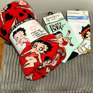 Betty Boop Red Travel throw & Crew Socks Set